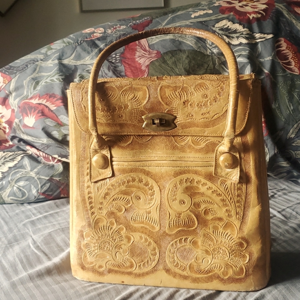 Leather Hand tooled boho bag. 1970s beautiful design. Great festival bag.